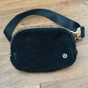 Great Condition- 1 Litre Lululemon fleece cross body belt bag